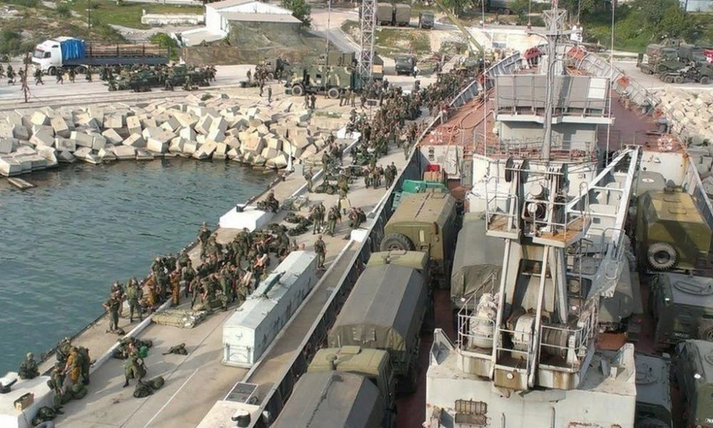 Aντίποινα Πούτιν σε Ερντογάν: Στέλνει τεράστιες ενισχύσεις στη Συρία - ''Φόρτωσε'' σε πλοίο άρματα μάχης